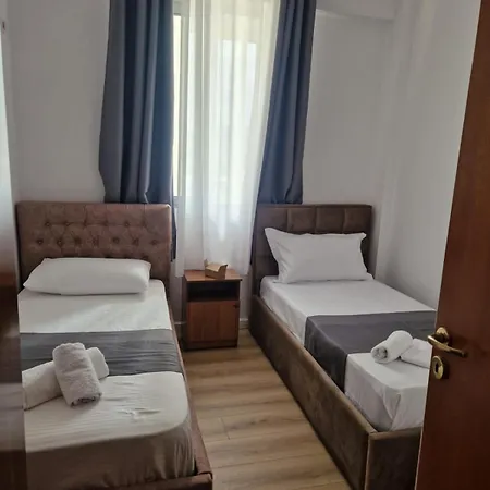 Center 2br *